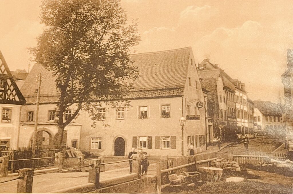 Eine Postkarte aus den Vierzigerjahren des vorigen Jahrtausends zeigt die Brauereigaststätte an der Dörflaser Brücke.